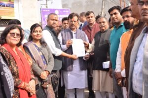 OP shrivastav road daamrikaran ke liye nariyal tode