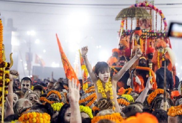 अखाड़ों के आचार्य मण्डलेश्वर महामण्डलेश्वर अपने रथों पर सवार हो कर पहुचें करने अमृत स्नान