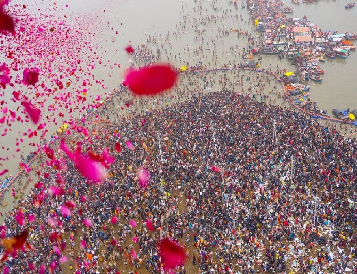 अमृत स्नान पर भी श्रद्धालुओं पर हुई पुष्पवर्षा लगे जयकारे