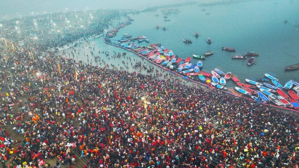 आस्था के महापर्व महाकुम्भ 2025 के पहले स्नान पर उमड़ा अपार जनसैलाब