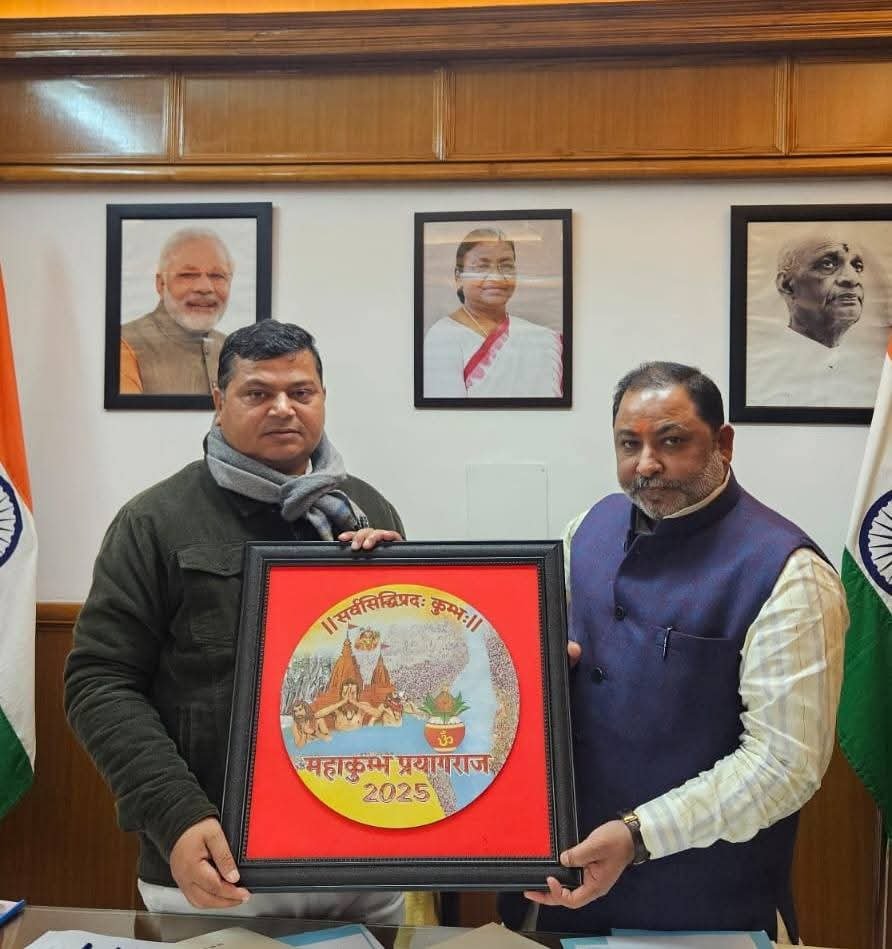 केंद्रीय सड़क परिवहन श्री नितिन गडकरी एवं श्री राजभूषण चौधरी को दिया महाकुंभ का निमंत्रण