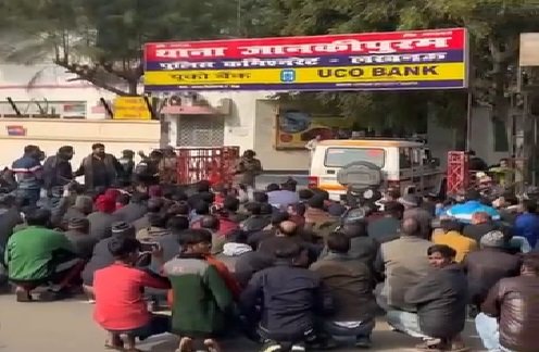 जानकीपुरम थाने का व्यापारियों एवं स्थानीय लोगो ने घेराव किया