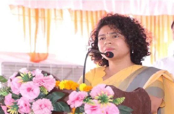 डीएम लखीमपुर दुर्गा शक्ति नागपाल ने 12 विभागों के अफसर का वेतन रोका