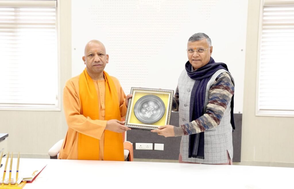 योगी आदित्यनाथ जी से प्रदेश के राज्य मंत्री श्री धर्मवीर प्रजापति ने आज शिष्टाचार भेंट की 1