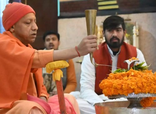 रुद्राभिषेक कर सीएम योगी ने की राष्ट्र कल्याण की कामना