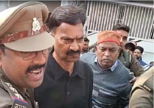 रेप के आरोपी कांग्रेसी सांसद राकेश राठौर प्रेस कांफ्रेंस करते समय गिरफ्तार