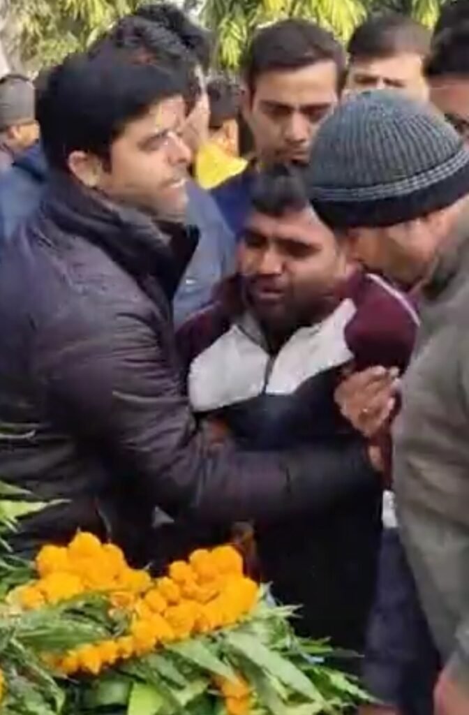 शहीद इंस्पेक्टर को दी गई अंतिम विदाई बेटा बोला