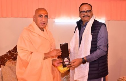 साधु संतों से मिले डिप्टी सीएम लिया आशीर्वाद