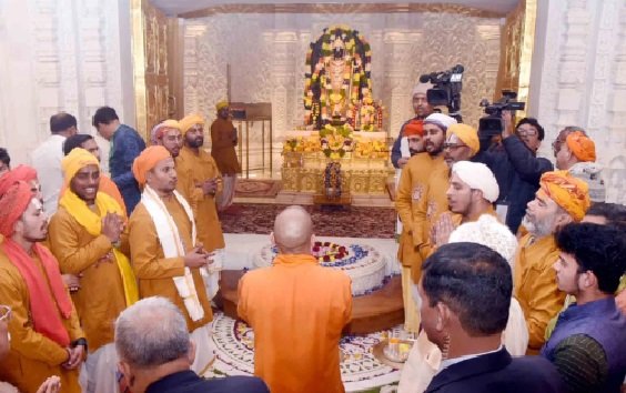 सीएम योगी ने रामलला के श्रीचरणों में झुकाया शीश