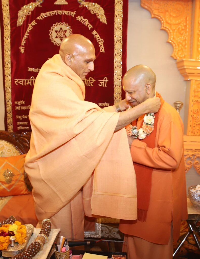 स्वामी अवधेशानंद ने किया सीएम योगी का सम्मान प्रसाद भी कराया ग्रहण