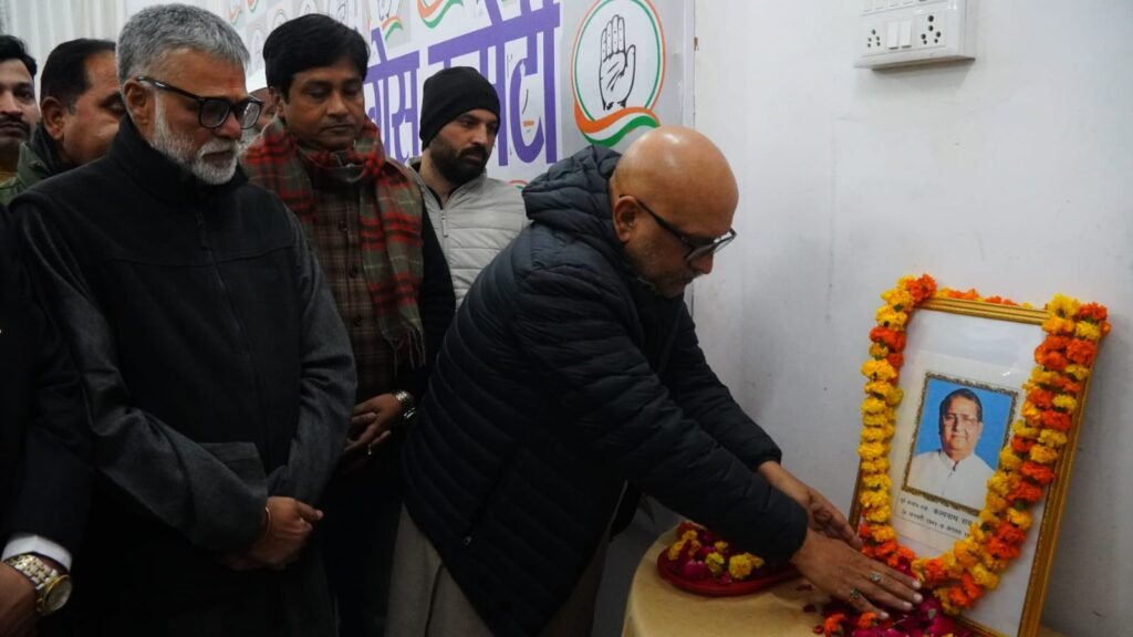 स्व. कल्पनाथ राय की जयंती पर अजय राय ने माल्यार्पण किया