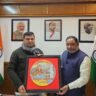 केंद्रीय सड़क परिवहन श्री नितिन गडकरी एवं श्री राजभूषण चौधरी को दिया महाकुंभ का निमंत्रण