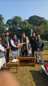 केंद्रीय सड़क परिवहन श्री नितिन गडकरी को दिया महाकुंभ का निमंत्रण