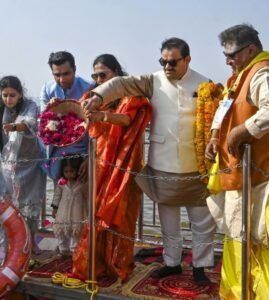 गौतम अदाणी सपरिवार पहुंचे महाकुंभ बोले अद्भुत