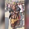 महाकुंभ मेले में बुजुर्ग सास को अपनी पीठ पर लेकर चलती दिखी महिला