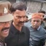 रेप के आरोपी कांग्रेसी सांसद राकेश राठौर प्रेस कांफ्रेंस करते समय गिरफ्तार