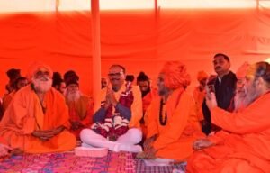 साधु संतों से मिले डिप्टी सीएम ब्रजेश पाठक लिया आशीर्वाद