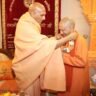 स्वामी अवधेशानंद ने किया सीएम योगी का सम्मान प्रसाद भी कराया ग्रहण