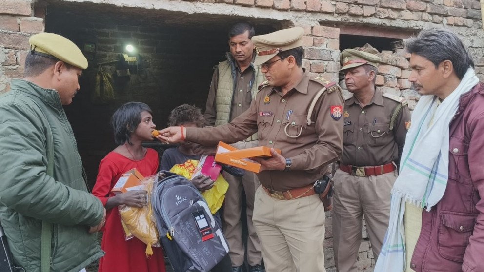 अनाथ भाई बहन की मदद को थानाध्यक्ष ने बढ़ाया हाथ ग्रामीणों ने की सराहना