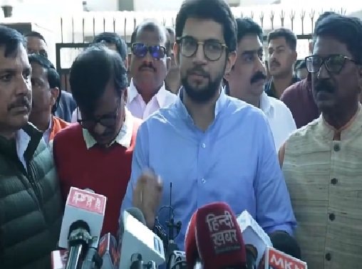 आदित्य ठाकरे ने भारत निर्वाचन आयोग की निष्पक्षता पर सवाल खड़े किये हैं