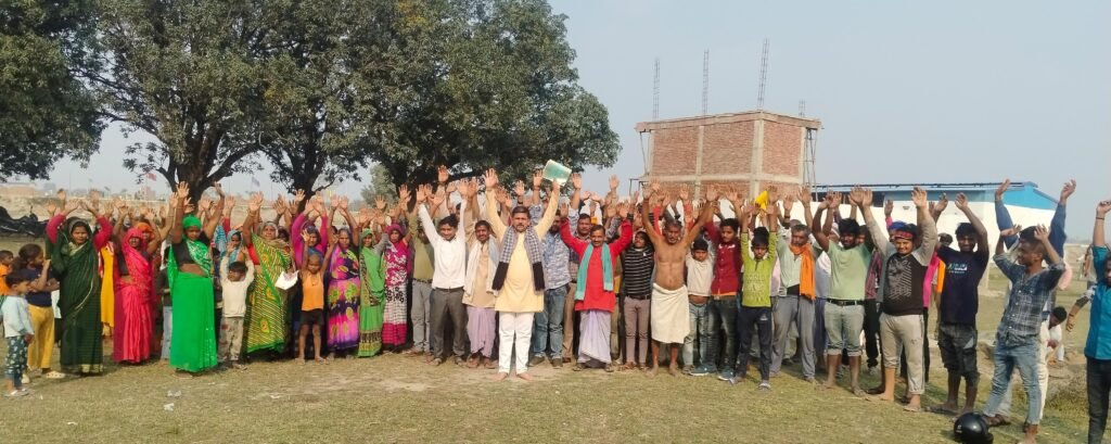 चारागाह व तालाब से अवैध कब्जा हटवाने के लिए ग्रामीणों ने किया उग्र प्रदर्शन