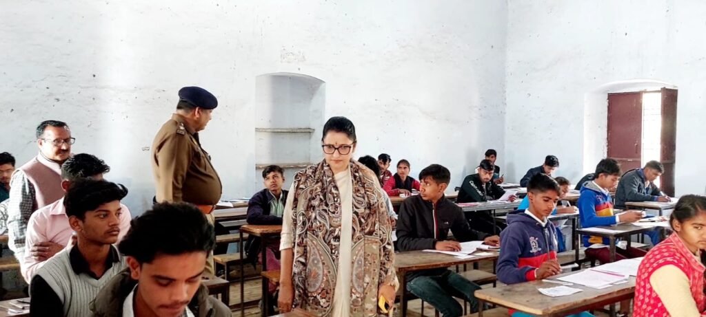 डीएम व एसपी ने परीक्षा केन्द्र महाराज सिंह इण्टर कालेज का किया निरीक्षण