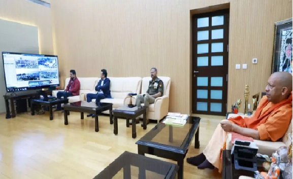 तड़के 3 बजे से ही वॉर रूम में डटे मुख्यमंत्री योगी पल पल की ले रहे अपडेट