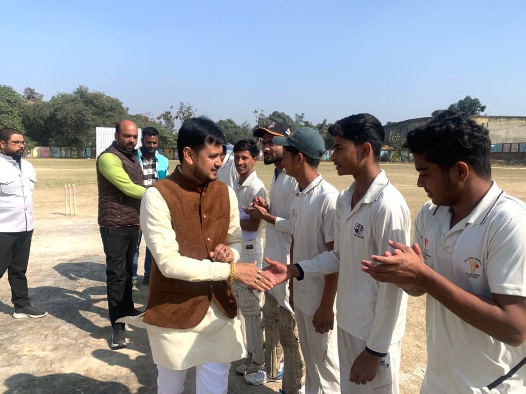 द्वितीय इशरत महमूद खान क्रिकेट प्रतियोगिता का हुआ भव्य उद्घाटन