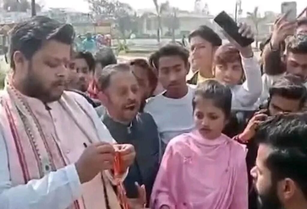 प्रेमियों को गर्लफ्रेंड से बंधवाएंगे राखी