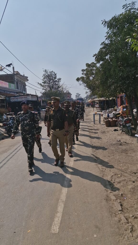 बौंडी पुलिस और एसएसबी ने निकाला फ्लैग मार्च