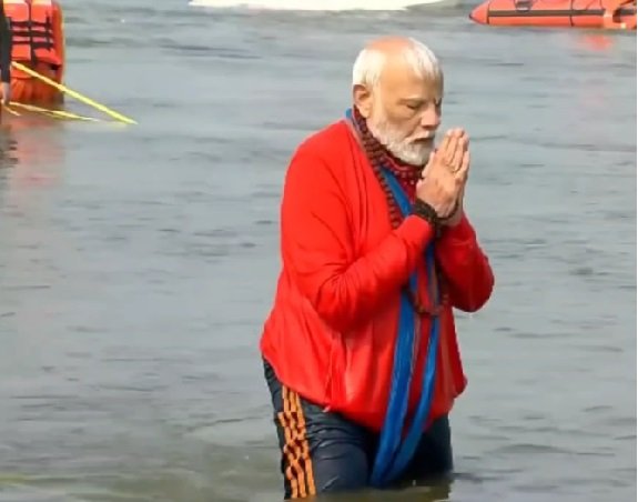 महाकुंभ में प्रधानमंत्री नरेंद्र मोदी ने गंगा में लगाई डुबकी की पूजा अर्चना