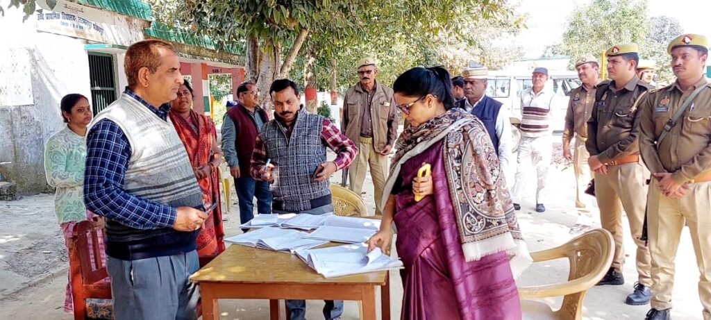 संविलियन विद्यालय लक्ष्मनपुर शंकरपुर का डीएम ने किया औचक निरीक्षण