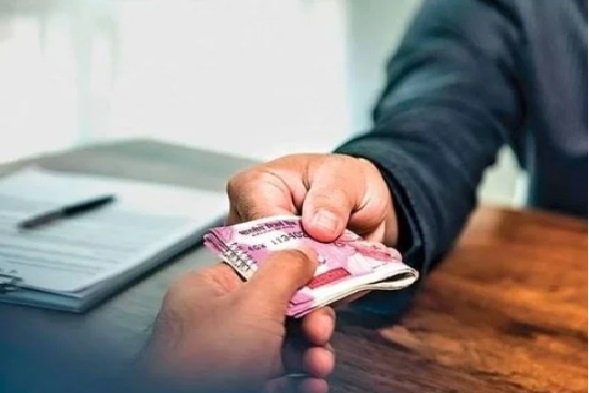 2 लाख की रिश्वत लेते रंगेहाथ पेशकार गिरफ्तार