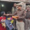 अनाथ भाई बहन की मदद को थानाध्यक्ष ने बढ़ाया हाथ ग्रामीणों ने की सराहना