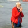 महाकुंभ में प्रधानमंत्री नरेंद्र मोदी ने गंगा में लगाई डुबकी की पूजा अर्चना