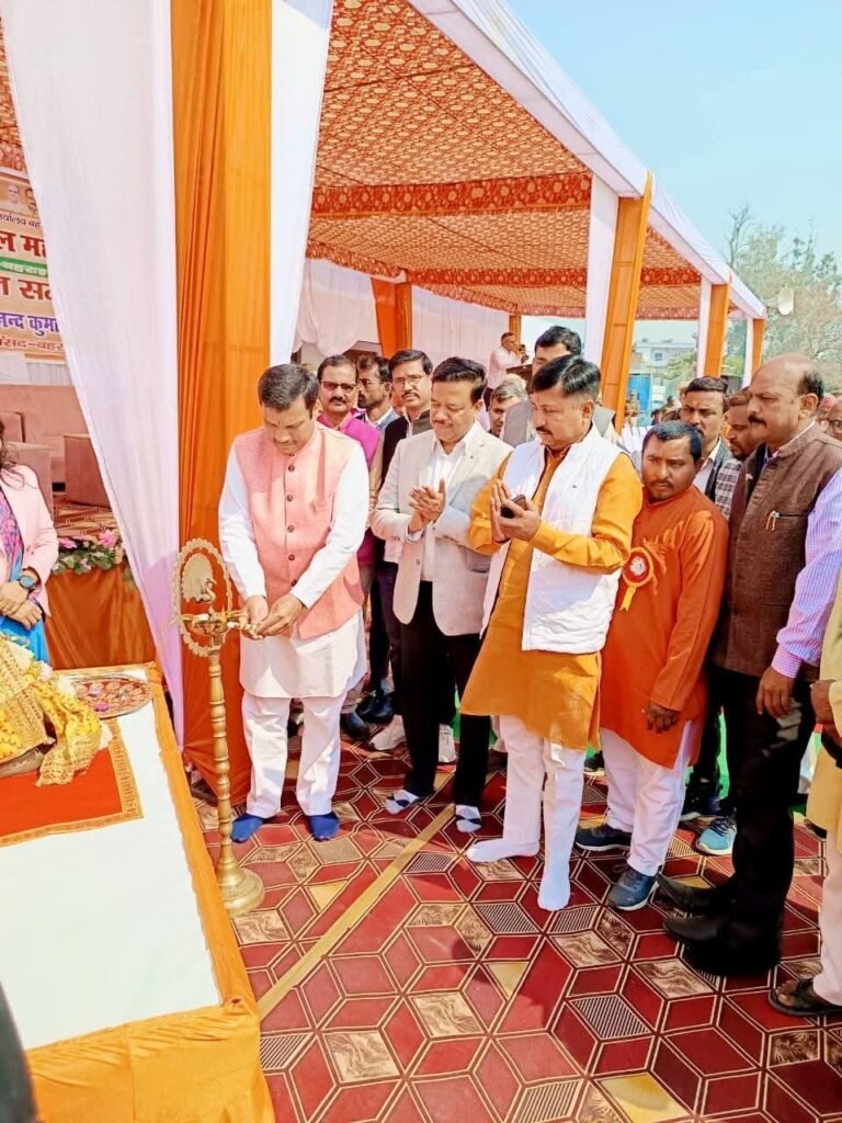 आनन्द कुमार गोंड़ ने दीप प्रज्वलित कर किया खेल महाकुम्भ की शुरुवात