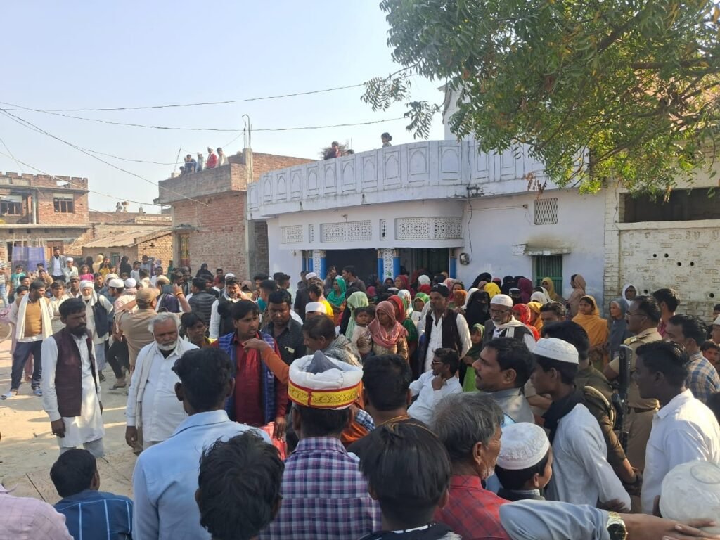 उचित दर विक्रेता के खिलाफ राशन कार्ड धारको की सिकायत पर पहुंची टीम