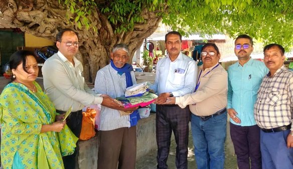 एलजेए की ओर से कुष्ठ आश्रम में कपड़े वितरित किए गए