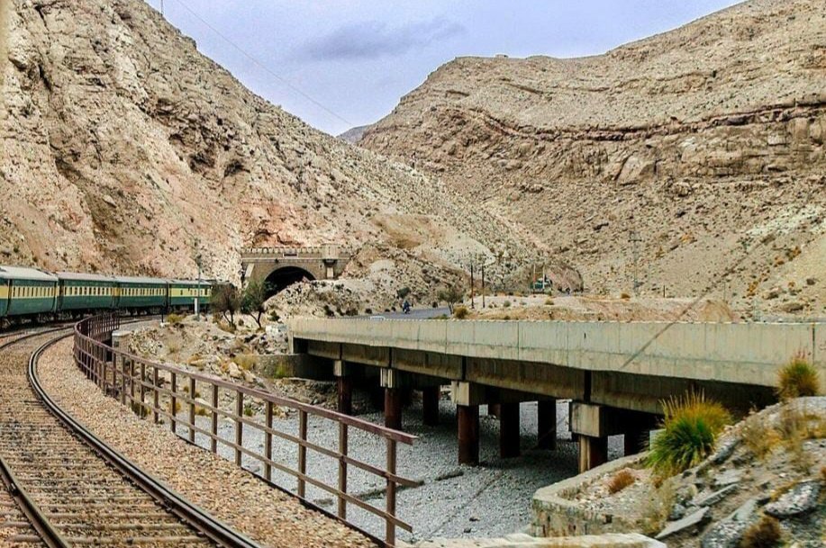 पाकिस्तान में यात्री ट्रेन हाईजैक 120 यात्री बंधक 6 सैन्य अधिकारी मारे गए