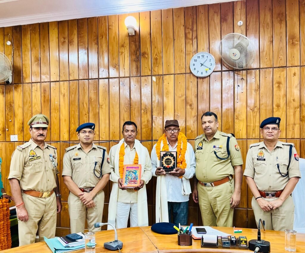 सेवानिवृत्त होने वाले अधिकारीकर्मचारी गण को उपहार भेंट कर दी गई विदाई