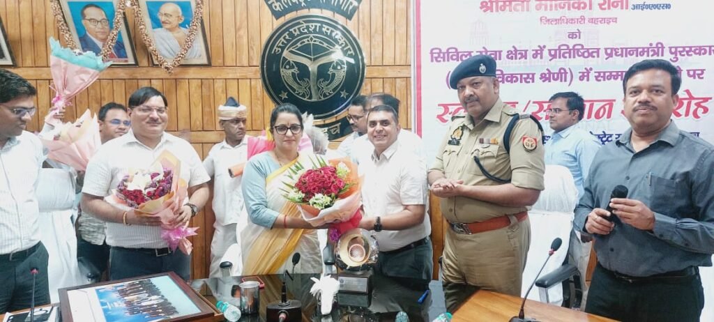 जिले के अधिकारियों एवं कर्मचारियों ने डीएम का किया स्वागत