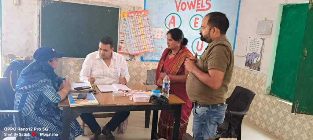 टीकाकरण अभियान का सीएचसी अधीक्षक अभिषेक