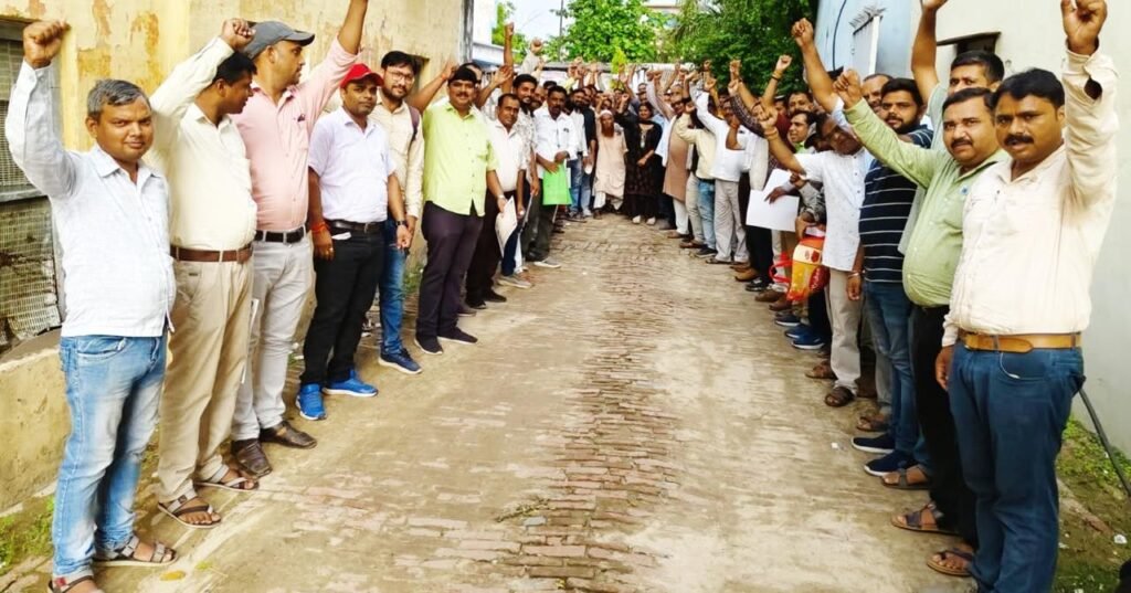 मई को जनपद के शिक्षक जिला बेसिक शिक्षा अधिकारी