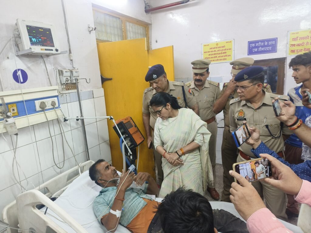 मिल दुर्घटना में घायलों का कुशलक्षेम पूछने चिकित्सालय पहुंची डीएम