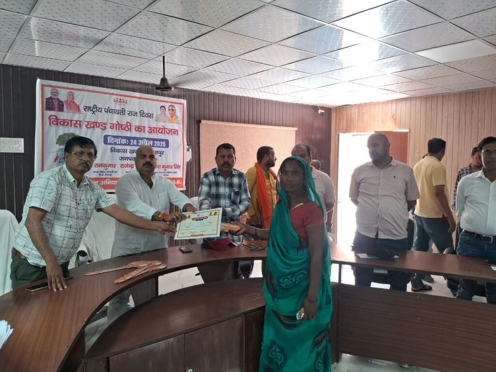 लाभार्थियों को मिली आवास की कुंजी व प्रमाण पत्र