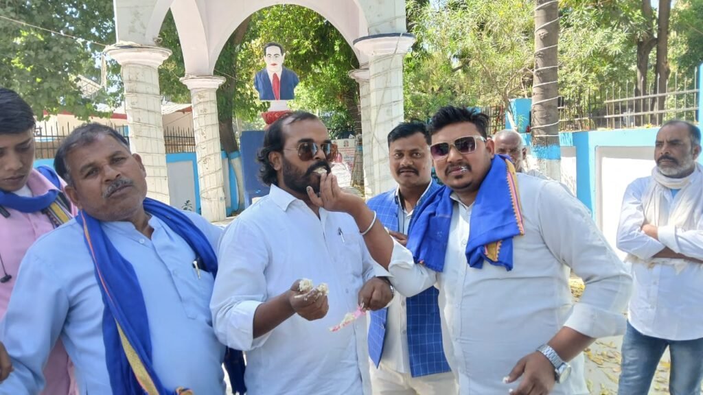 विनय रतन सिंह जी का जन्मदिन के बहुत ही हर्ष उल्लास के साथ काटकर मनाया