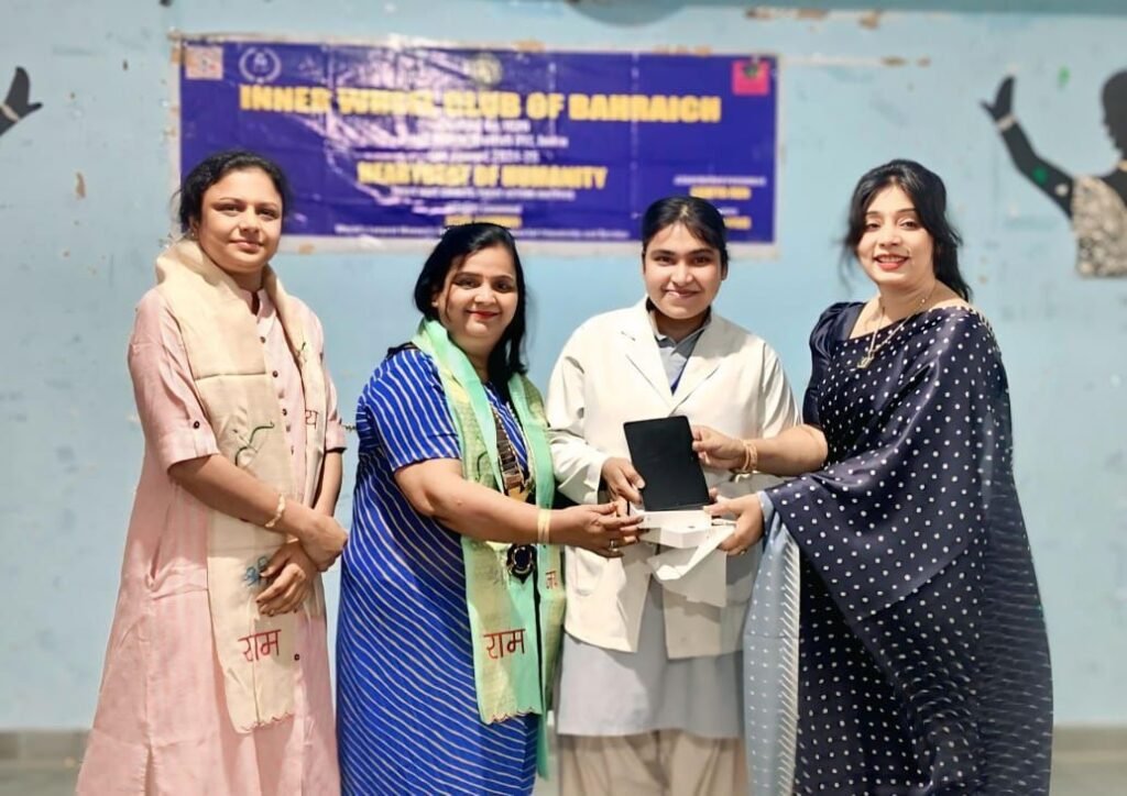 स्पार्क कालेज की छात्रा शना को मिला टैबलेट फोन