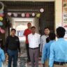 पुष्प वर्षा कर बच्चों का प्रधानाचार्य ने किया स्वागत