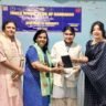 स्पार्क कालेज की छात्रा शना को मिला टैबलेट फोन