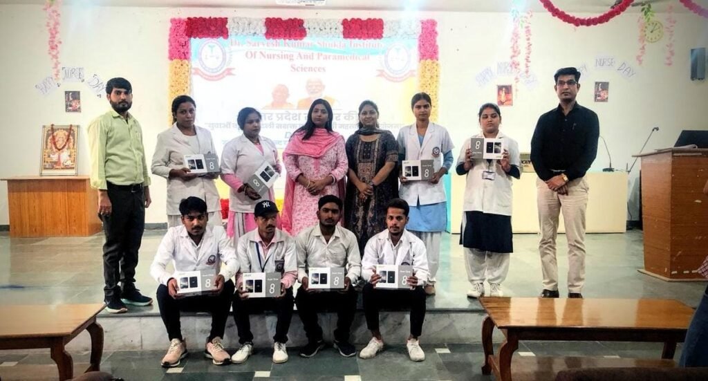 एसकेएस कालेज के आठ छात्र छात्राओं को मिला टैबलेट
